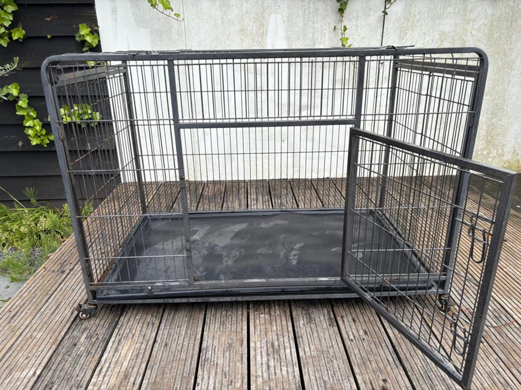 Grote metalen honden bench op wielen, Dieren en Toebehoren, Hondenhokken, Ophalen, Hondenkennel, Gebruikt, 100 cm of meer