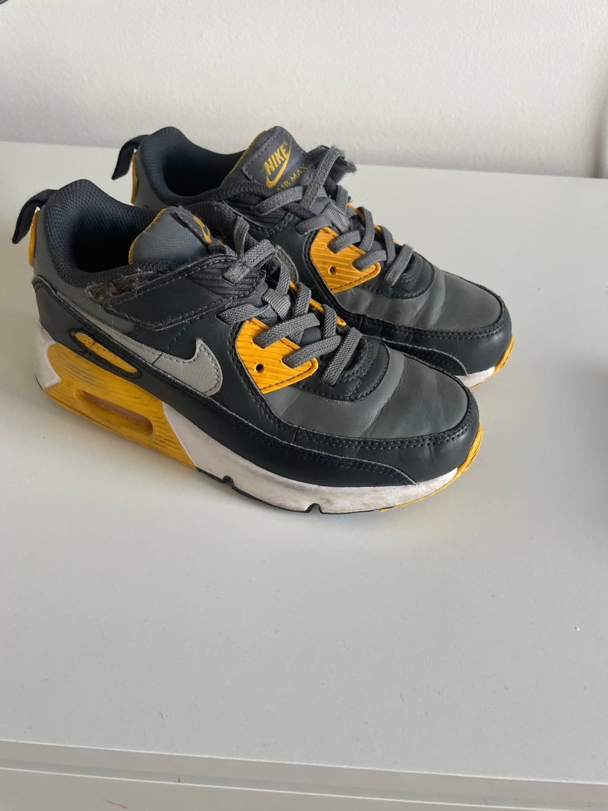 Nike Air Max sneakers maat 33,5 - Zien er nog goed uit, Ophalen of Verzenden, Zo goed als nieuw, Jongen of Meisje, Sportschoenen
