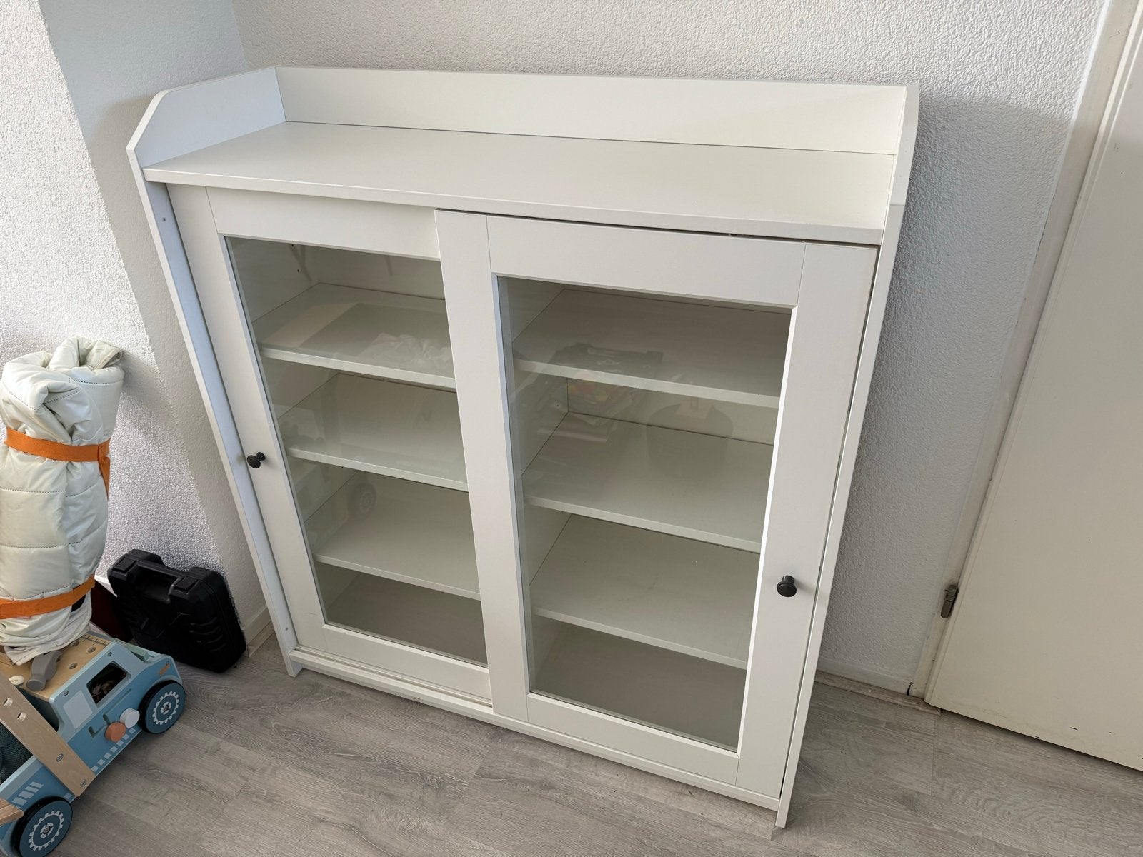 Witte vitrinekast met schuifdeuren (105x35x116cm, IKEA), Ophalen, Gebruikt