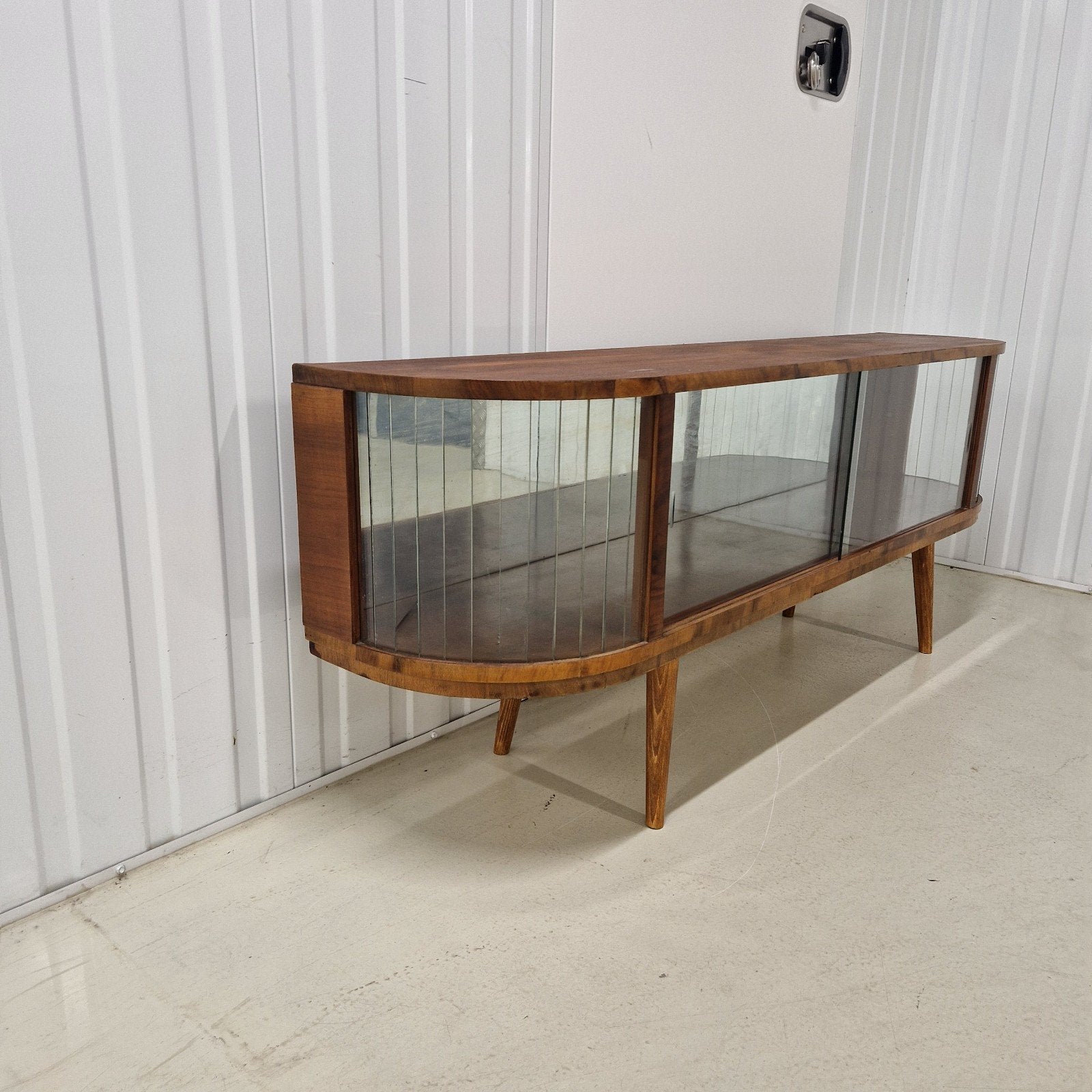Vintage Dressoir / Vitrinekast Jaren 60/70 Noten Fineer, Ophalen, Huis en Inrichting