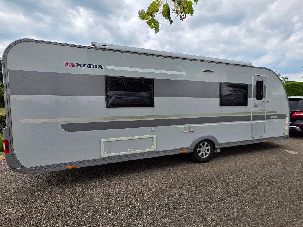 Adria Astella 663HT AIRCO E&P MOVER VAATWASS KINGSIZE Alpina, Caravans en Kamperen, Caravans, Standaardzit, Omvormbare zithoek