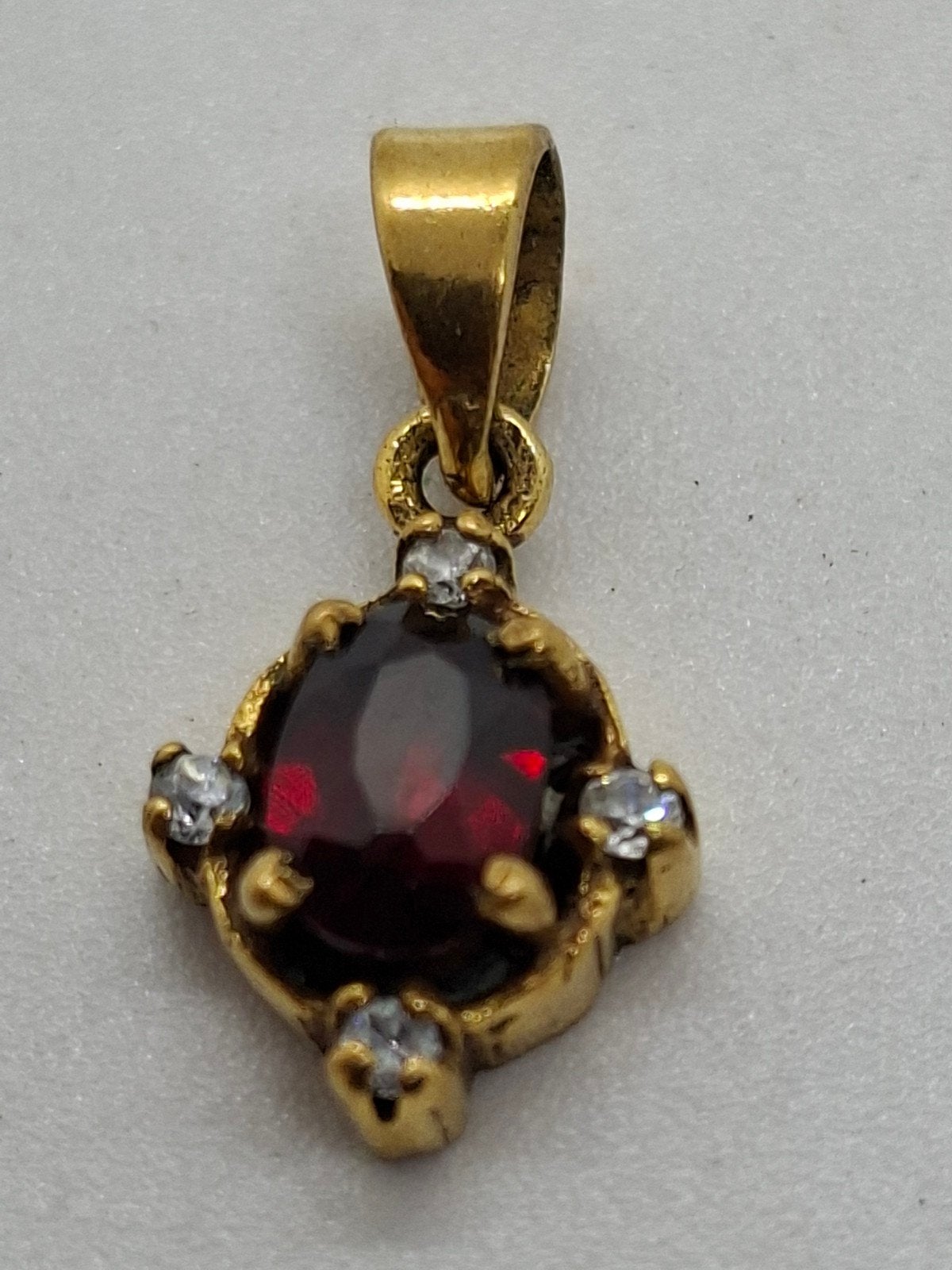 Gouden hanger 8 karaat met granaat en zirkonia's, Gebruikt, Overige voorstellingen, Met edelsteen, Ophalen of Verzenden