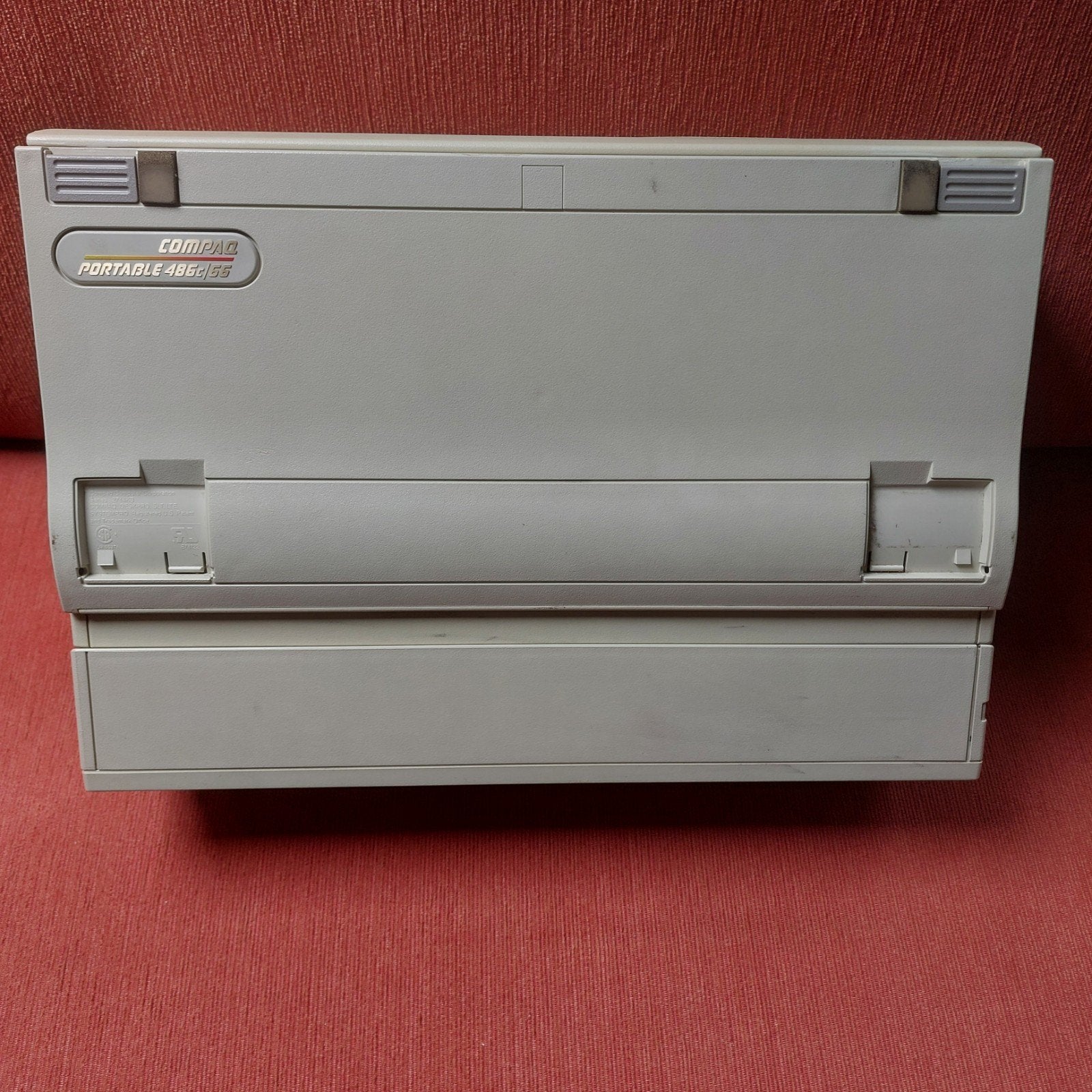 Vier vintage computers: Compaq, Olivetti, Apple iMac, Ophalen, Compaq, Olivetti, EM, Apple