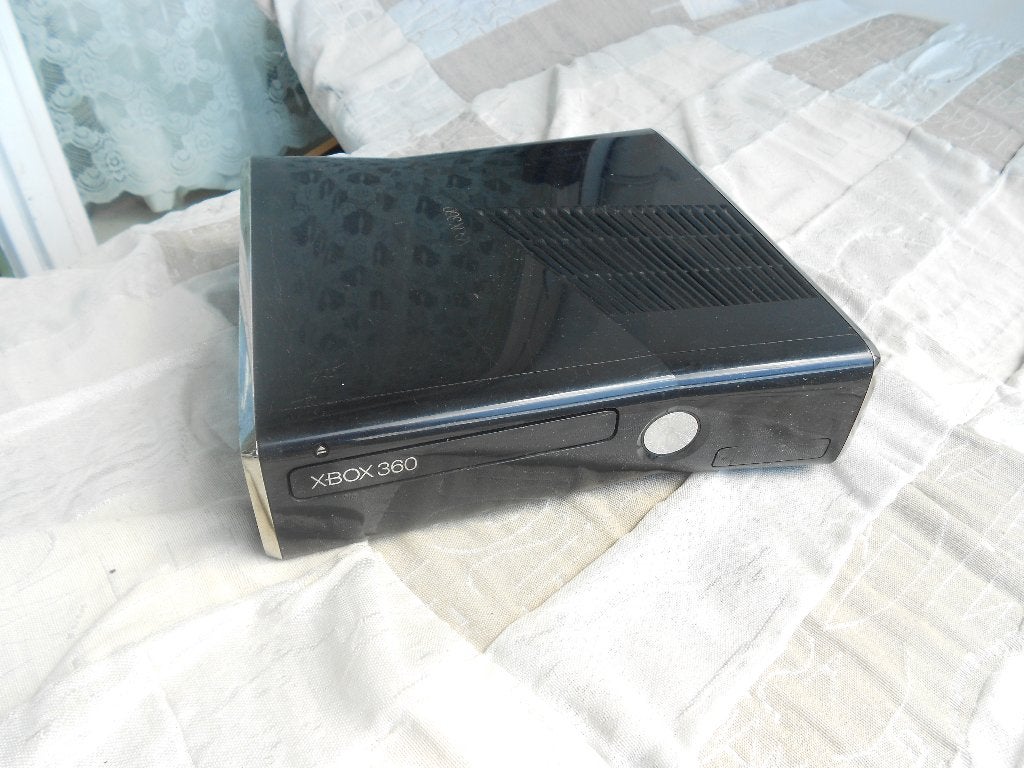 Xbox 360 Slim met Controler, voeding, HDMI kabel, 2 spellen,, Spelcomputers en Games, Spelcomputers | Xbox 360, Ophalen, Met 1 controller