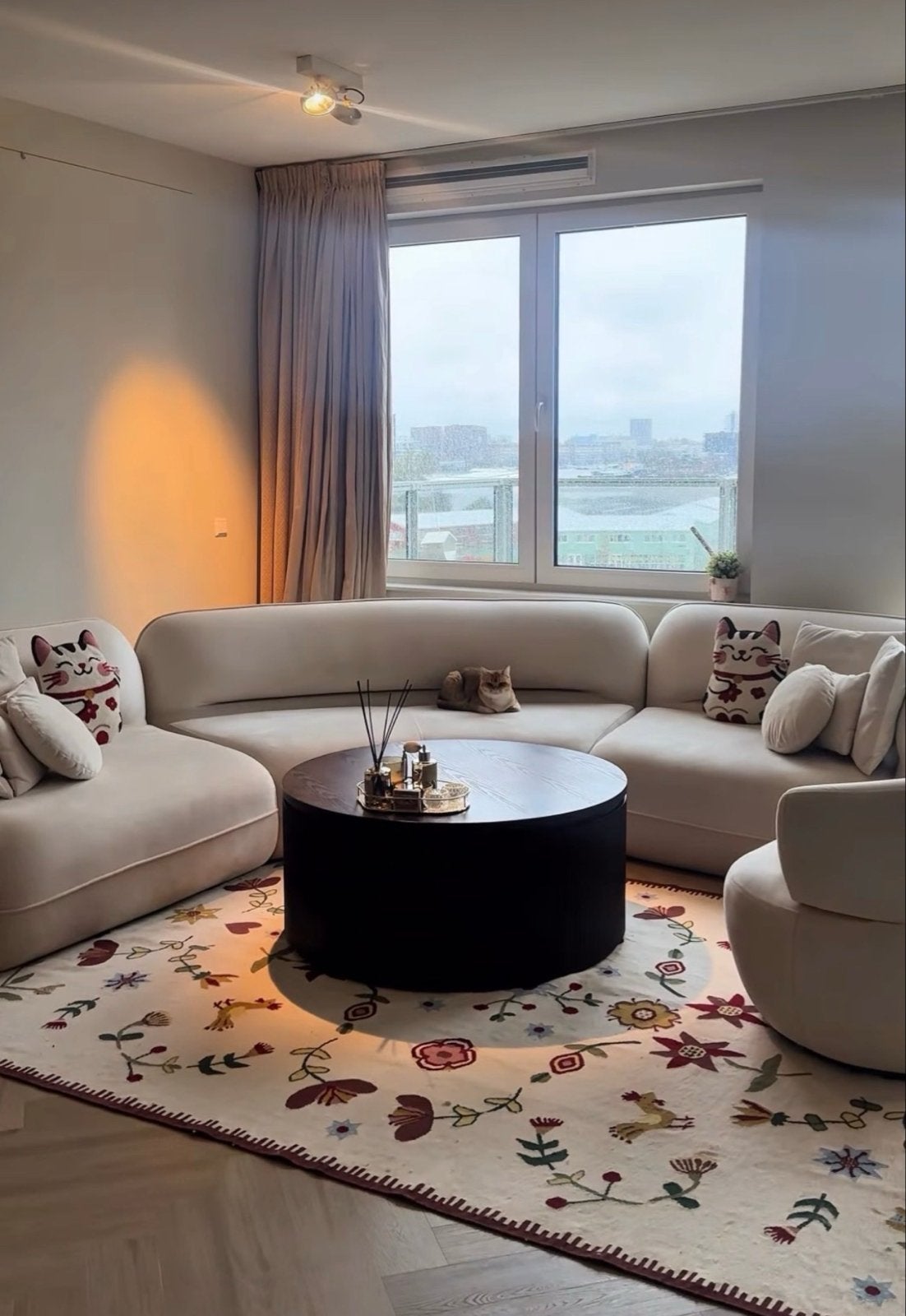 Half ronde Bank licht beige 2 jaar oud, Huis en Inrichting, Ophalen, Beige, Zo goed als nieuw, 200 cm of meer