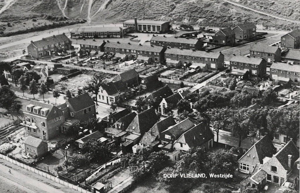 Vlieland Dorp Westzijde met de OL. School 11, Verzamelen, Verzenden, 1960 tot 1980, Ongelopen, Waddeneilanden