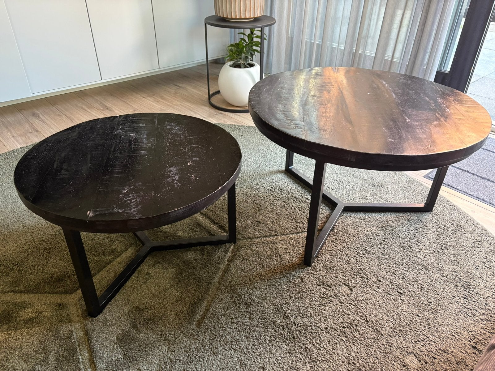 2 zwarte ronde (mango) houten salontafels, 50 – 75, Gebruikt, Rond, 50 tot 100 cm