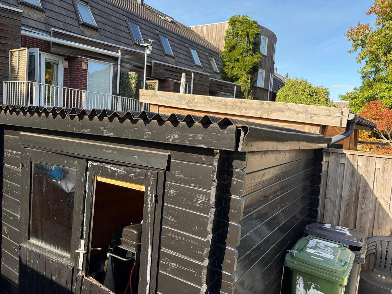 Gratis.  Zwarte houten schuur, Ophalen, 250 tot 500 cm, Schuur, 2 ramen