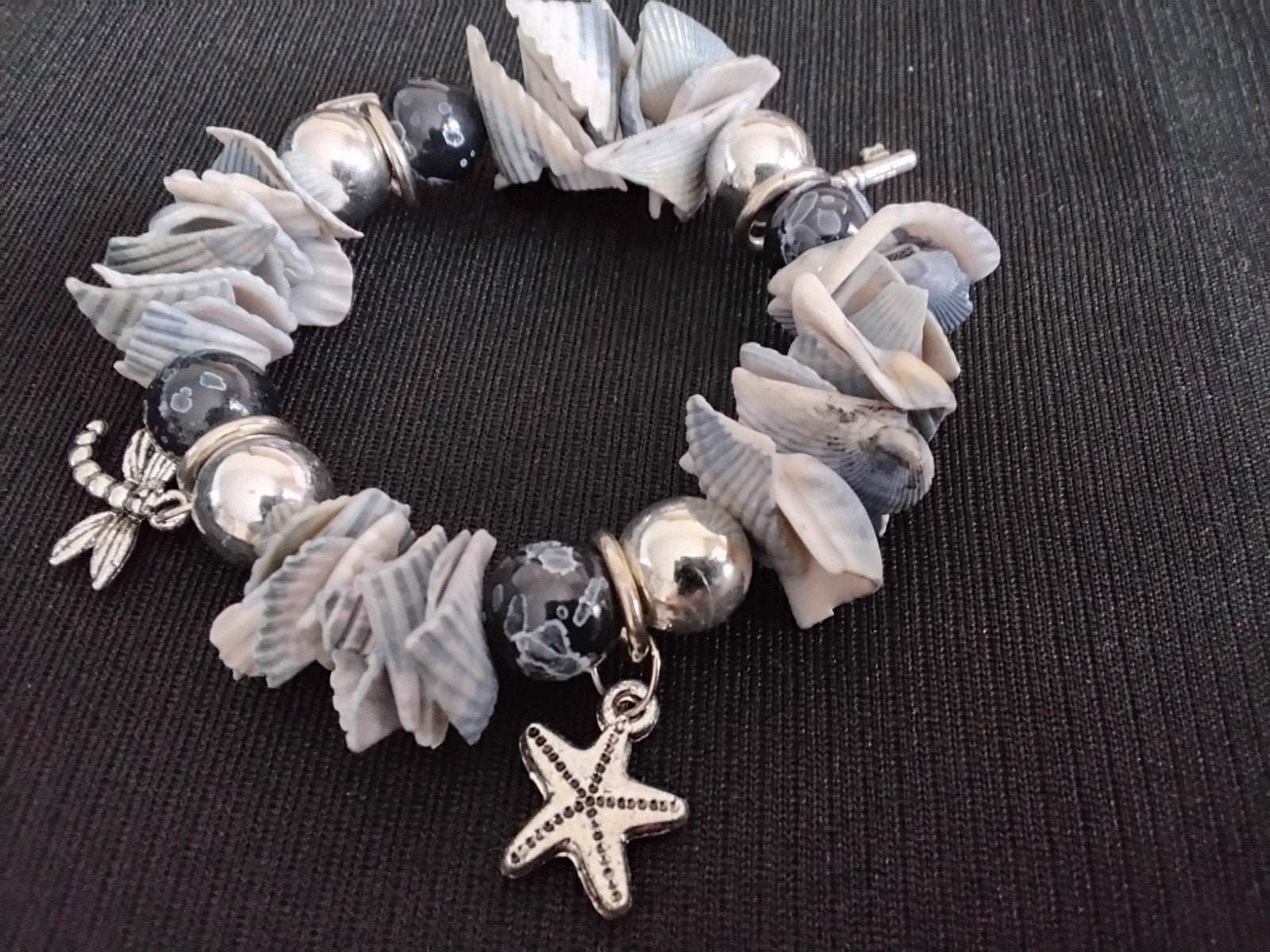 Elastische armband met kralen, bedels en grijze schelpen, Sieraden, Tassen en Uiterlijk, Armbanden, Ophalen of Verzenden