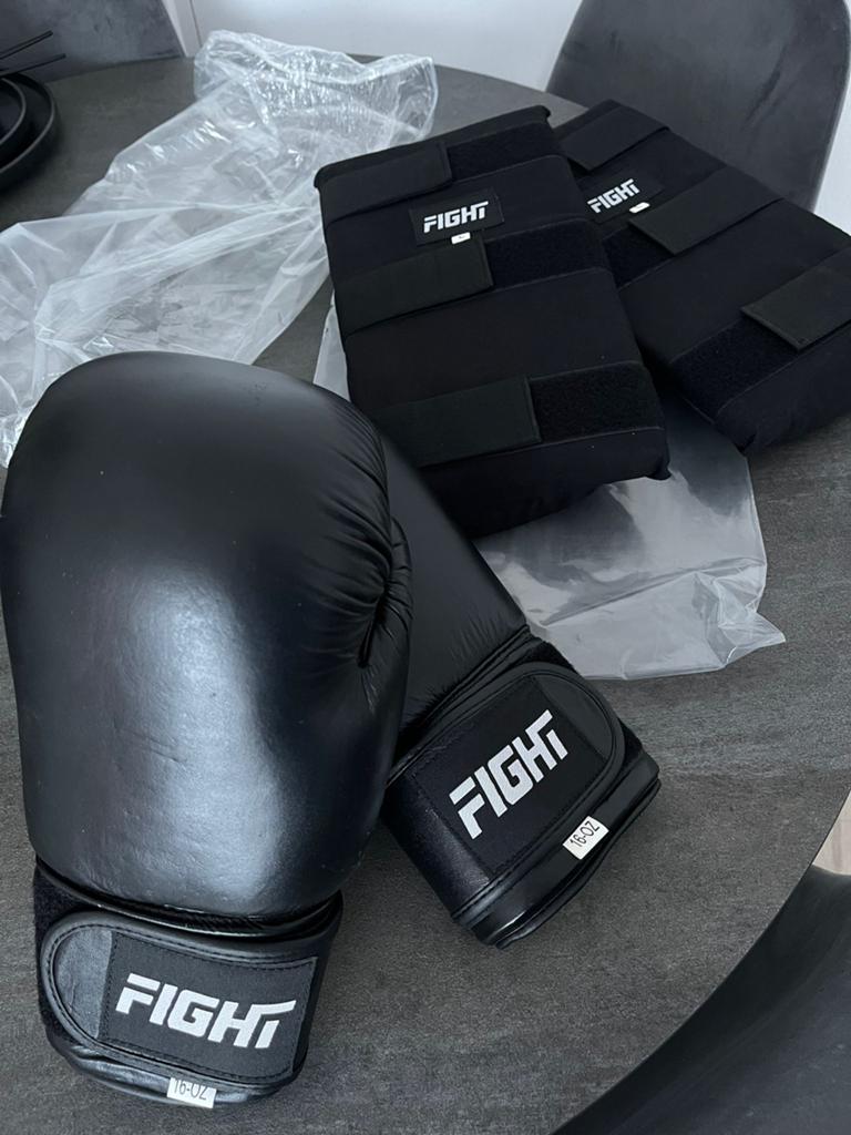 Partij Kickboks handschoenen & scheenbeschermers, Ophalen of Verzenden, Zo goed als nieuw, Bokshandschoenen