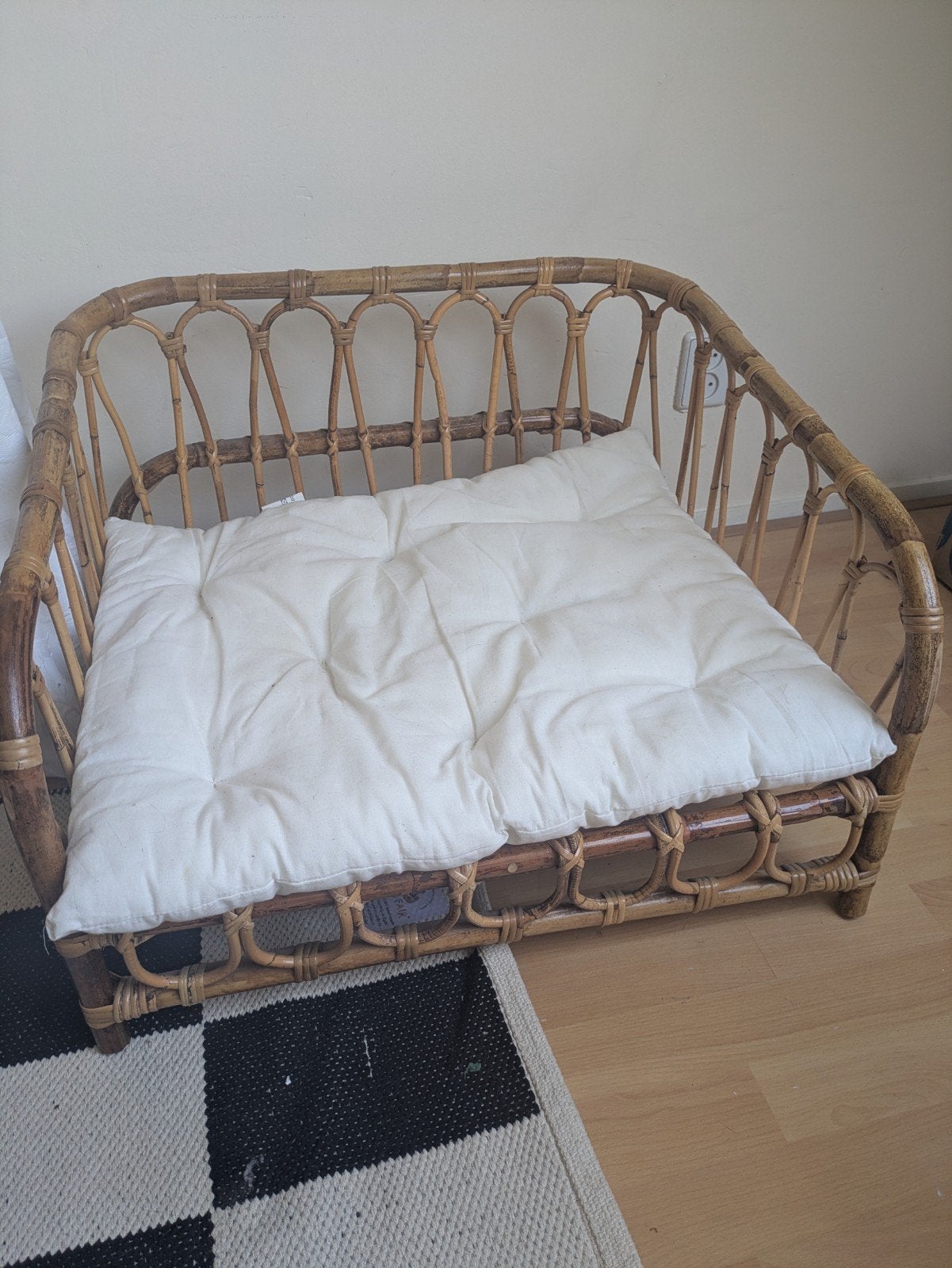 Rotan mand voor kleine honden of katten, Ophalen, Zo goed als nieuw, Riet