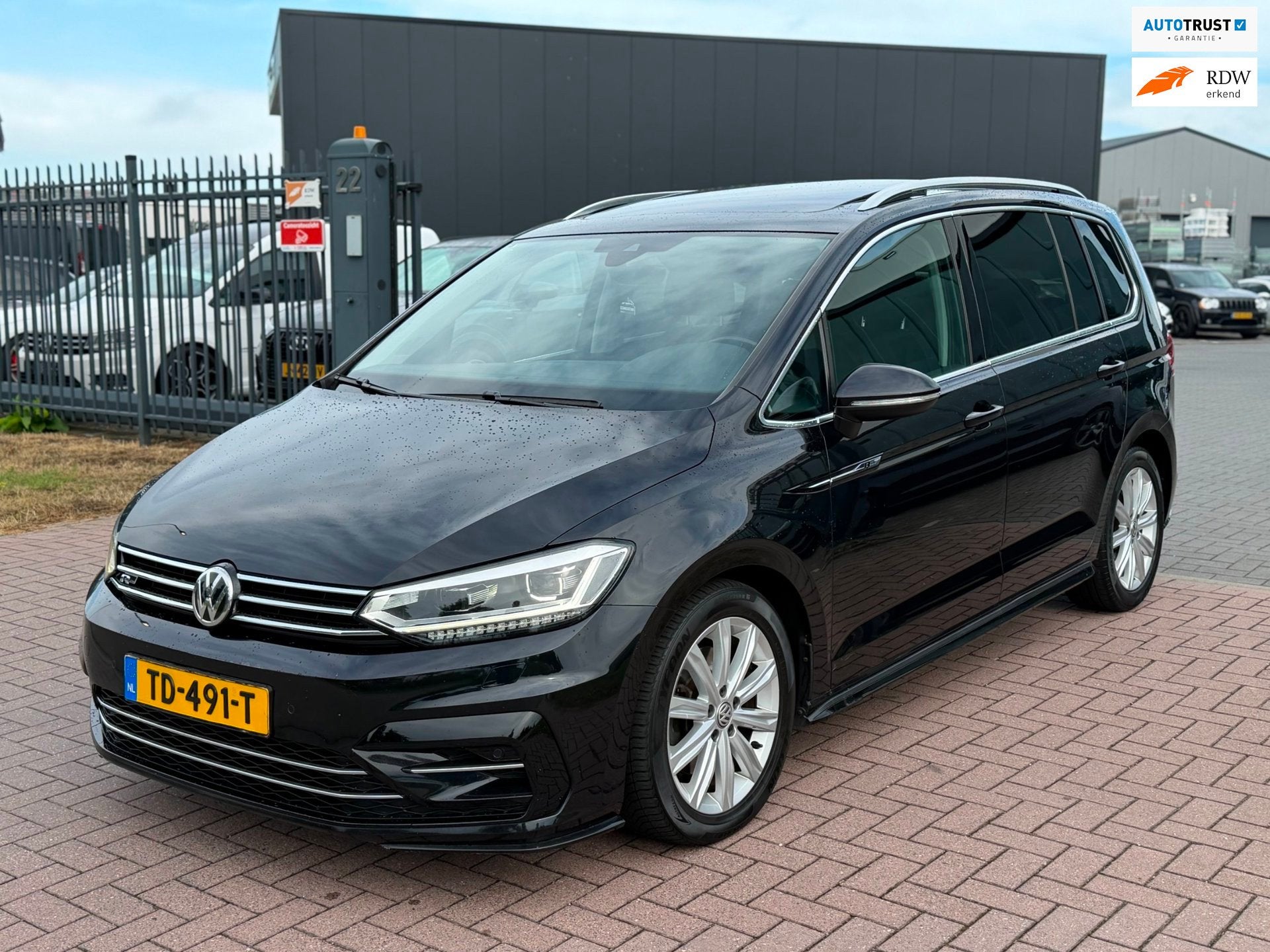 Volkswagen Touran 1.8 TSI Highline Business R-Line 7P 180PK, Stof, Gebruikt, 4 cilinders, 1462 kg