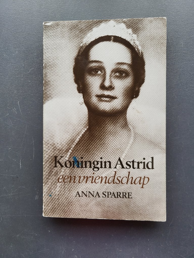 Koningin Astrid: Een Vriendschap - Anna Sparre (Boek), Verzamelen, Koninklijk Huis en Royalty, Ophalen of Verzenden, Zo goed als nieuw