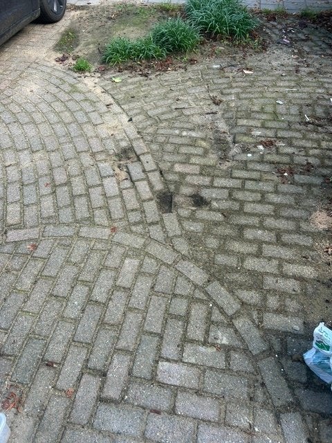 Gratis: Betonklinkers, BKK (30 m2) en grindtegels (20 m2), Tuin en Terras, Ophalen, Gebruikt, 10 m² of meer, Beton