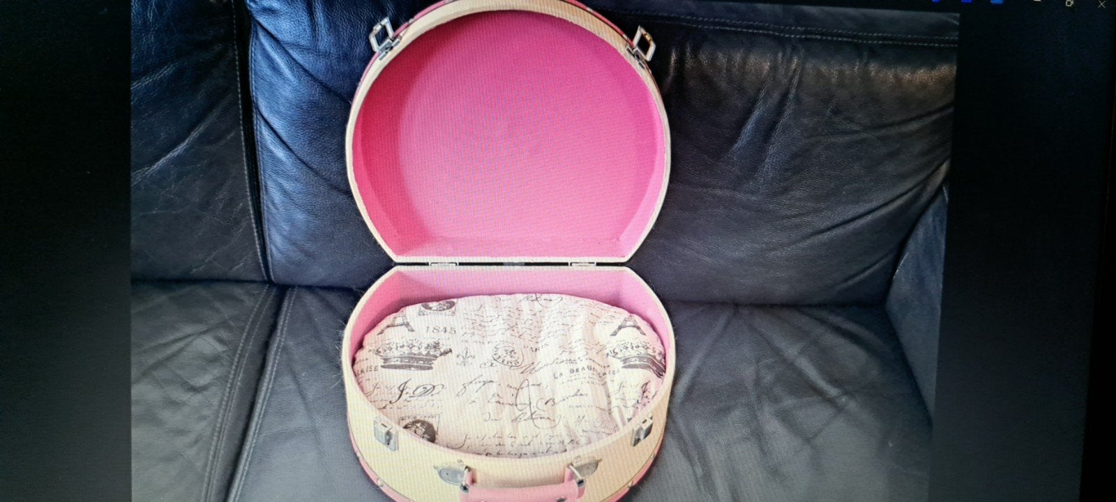 te koop  creme roze katten mand koffer met kussen 39x33x17 c, Ophalen of Verzenden, Nieuw