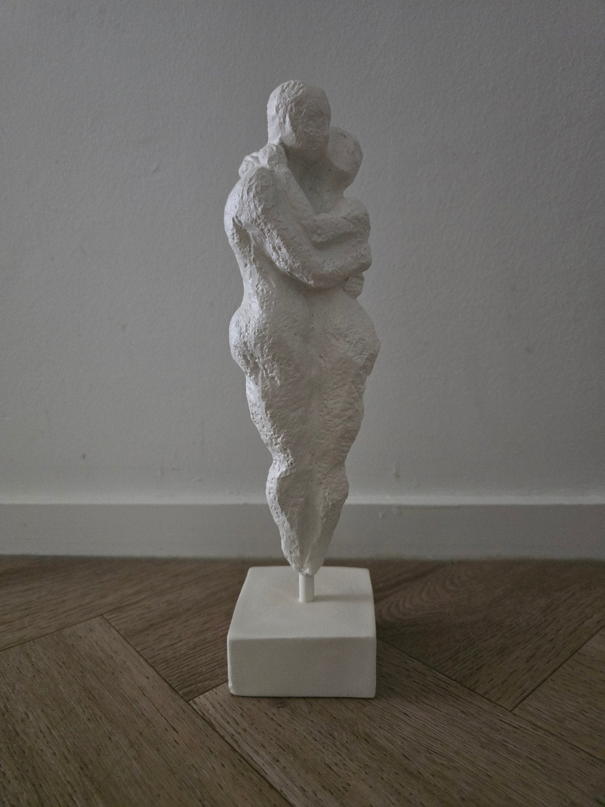 Abstracte sculptuur van omhelzend paar, wit gips, Ophalen, Groep mensen, Gips, 20 - 50 cm