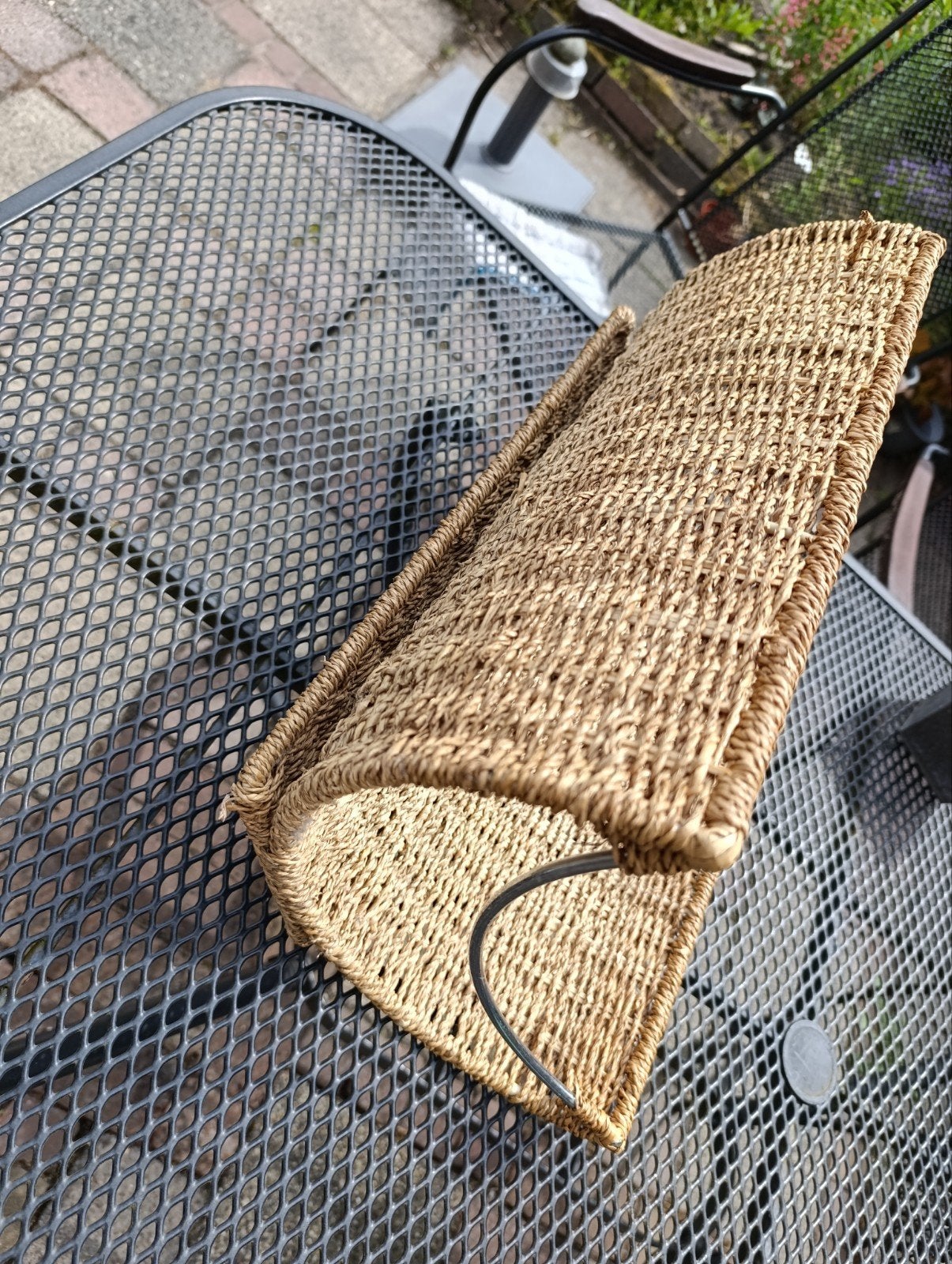 Lektuurmand riet/metaal, Huis en Inrichting, Woonaccessoires | Krantenbakken en Lectuurbakken, Ophalen, Zo goed als nieuw