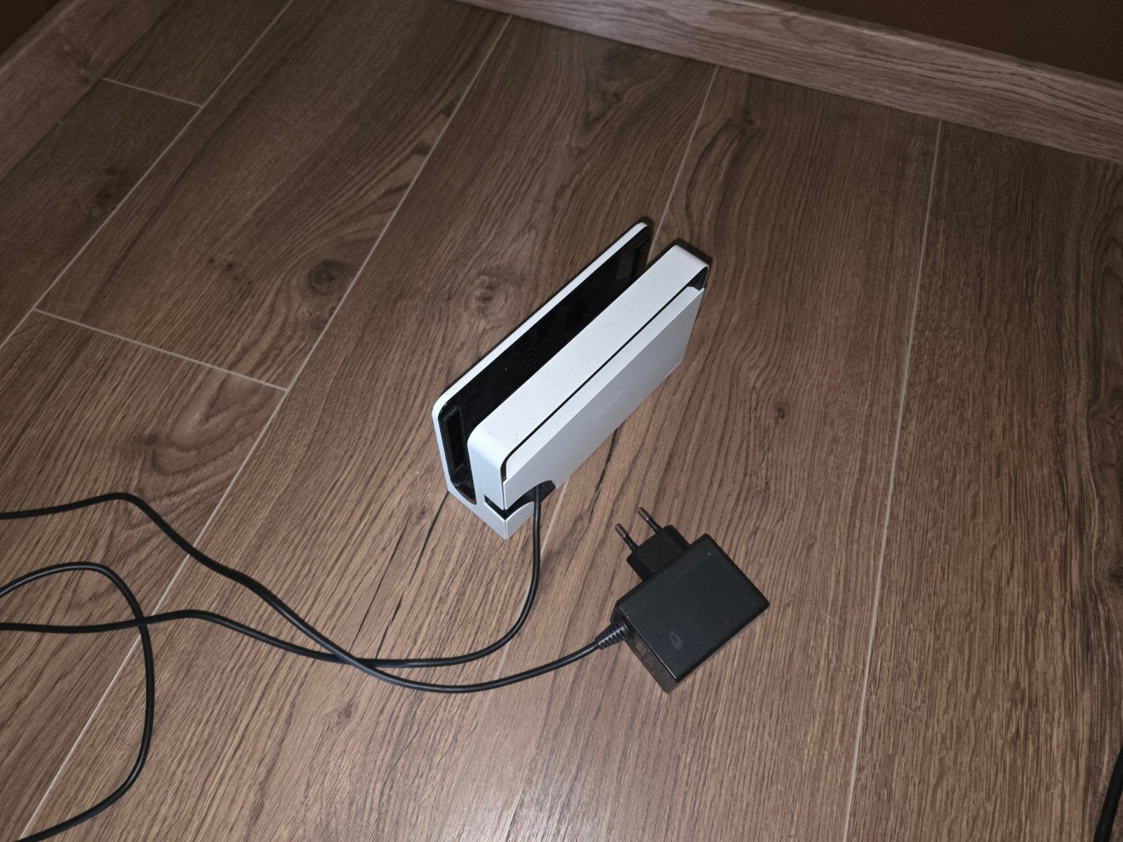 Foto 14 van Nintendo Switch OLED met 2 controllers en dock