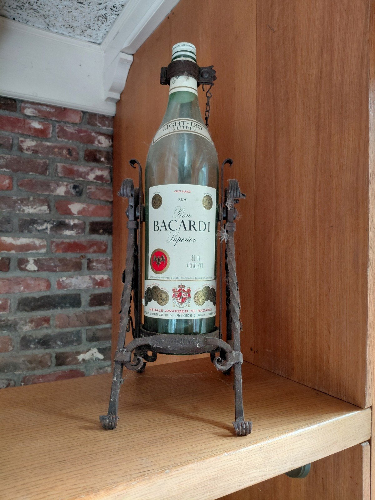 Vintage Bacardi 3L fles in smeedijzeren houder, Ophalen of Verzenden