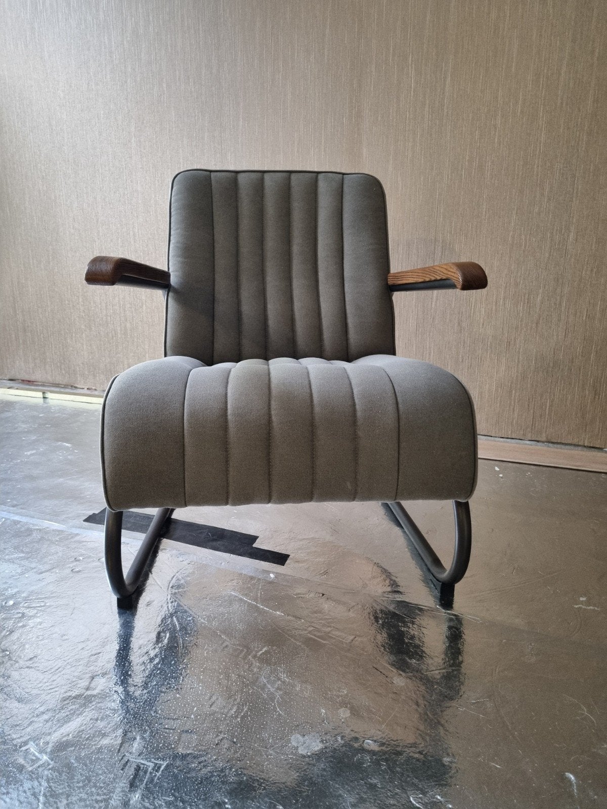 Super leuke fauteuil met grijze stof en houten armleuningen, Huis en Inrichting, Fauteuils, Ophalen, Gebruikt, 75 tot 100 cm, Stof