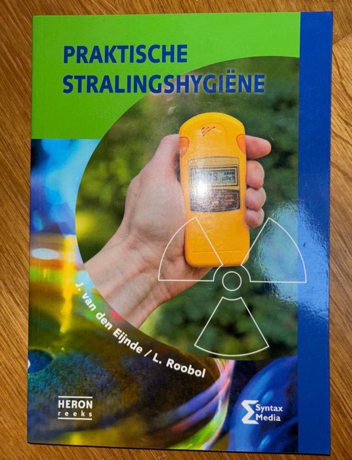 J van den Eijnde - Praktische stralingshygiëne, Boeken, Overige vakken, J van den Eijnde; L Roobol, Nieuw, Ophalen of Verzenden