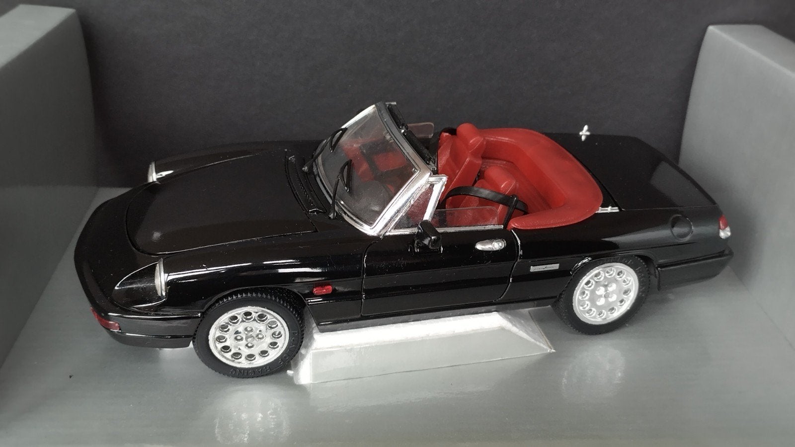 Alfa Romeo Spider 1989 1:18 Universal Hobbies Pol, Overige merken, Auto, Verzenden, .