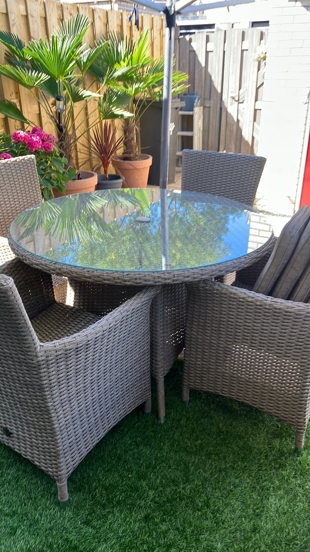 Ronde tuintafel met 4 stoelen, Ophalen, Zo goed als nieuw, Kunststof