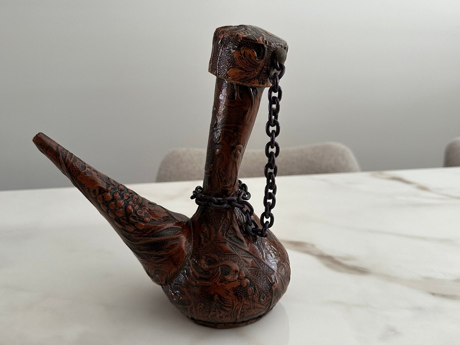 Spaanse Wijnschenkkan / Porrón - Bekleed met Bewerkt Leer, Antiek en Kunst, Ophalen