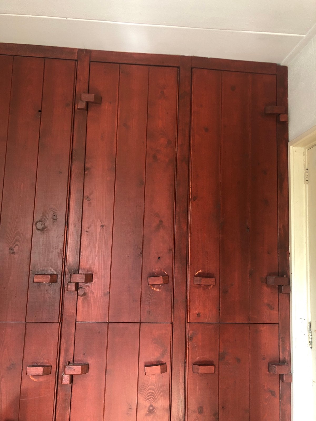 Grote houten kast met planken, roest rood gebeitst, Ophalen, 200 cm of meer, 200 cm of meer, Grenenhout