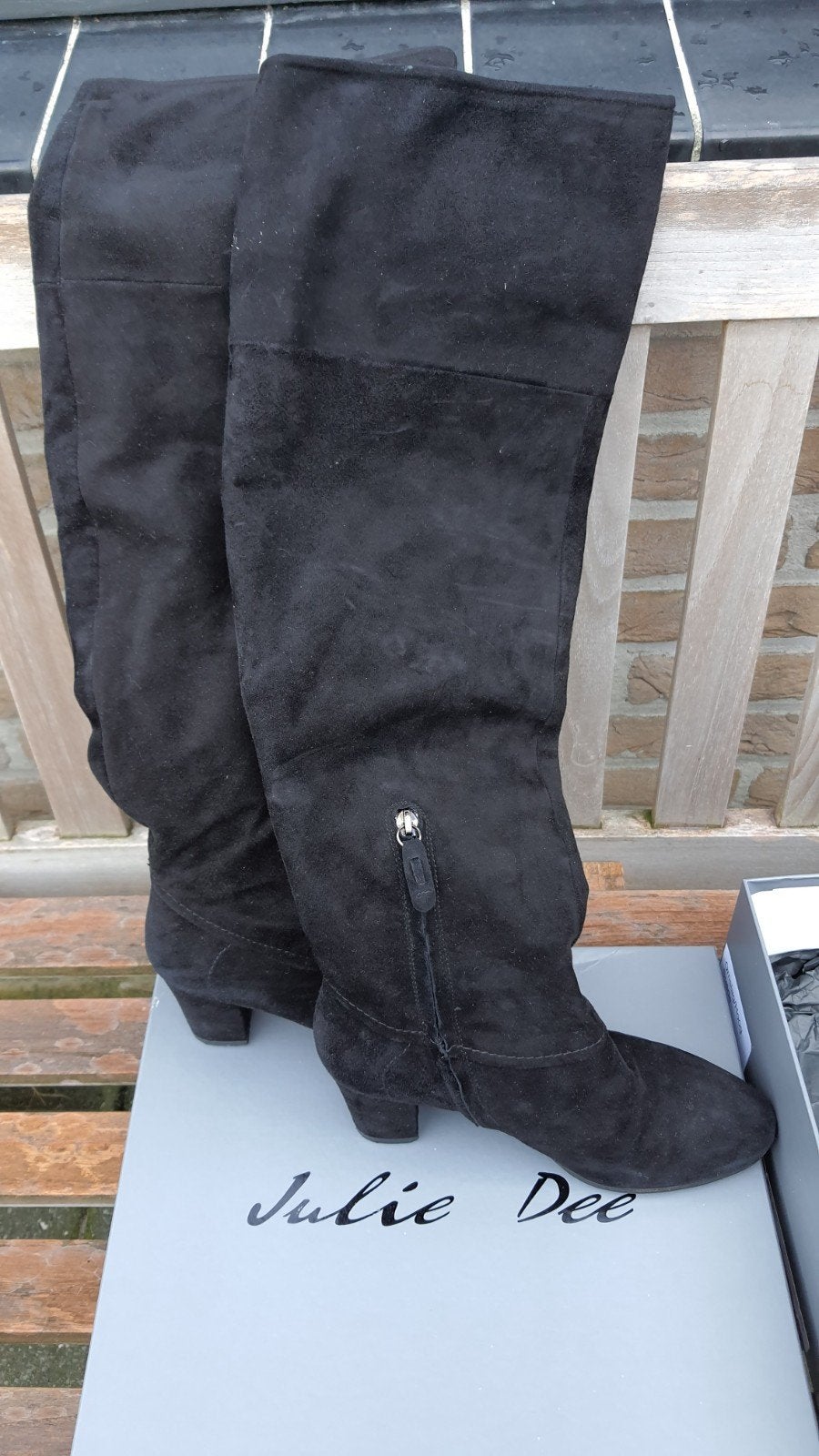 Zwarte suède overknie laarzen van Julie Dee maat 38, Kleding | Dames, Ophalen of Verzenden, Zo goed als nieuw, Zwart, Hoge laarzen