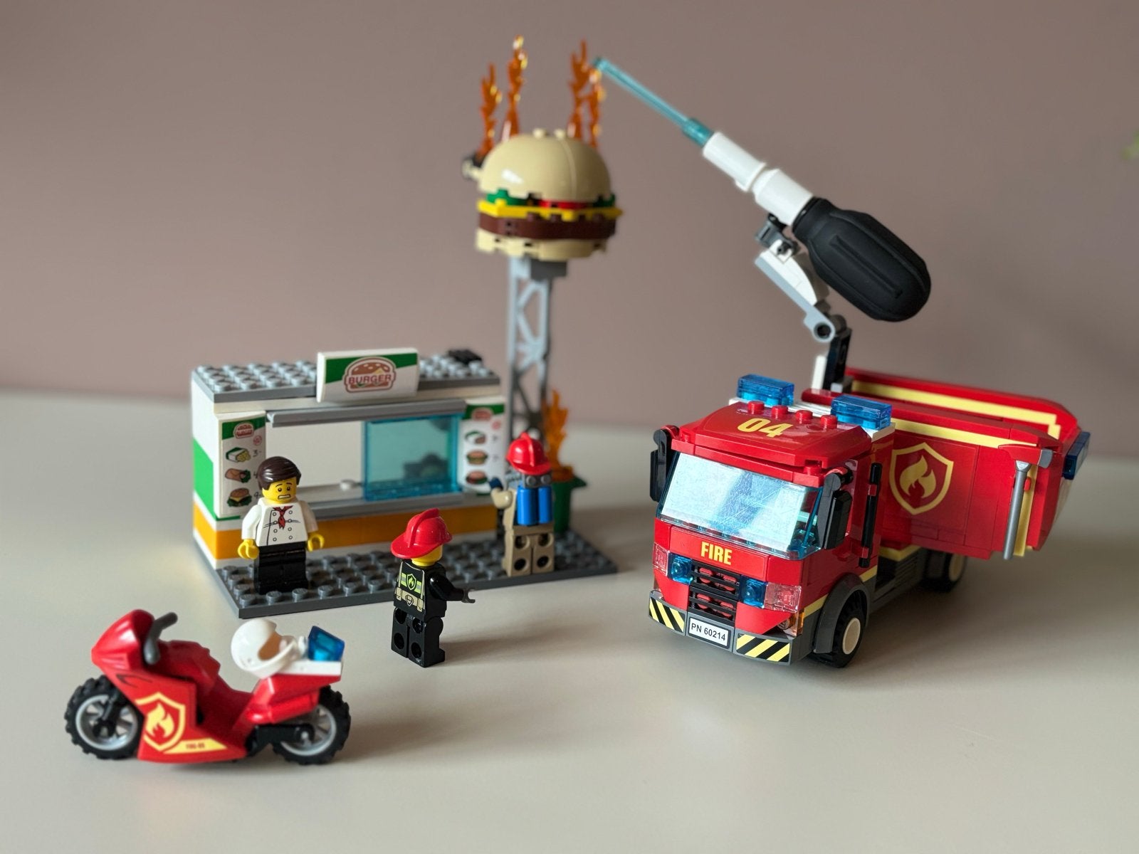 LEGO City Brandweer Hamburgerrestaurant Brand 60214, Ophalen of Verzenden, Zo goed als nieuw, Overige merken