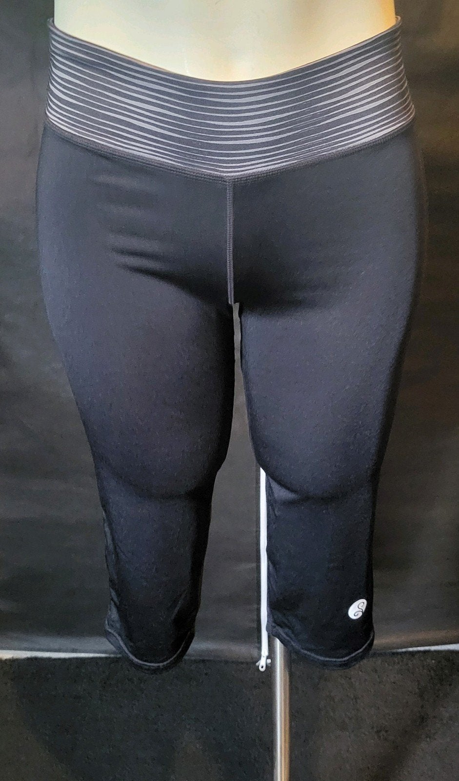 Zwarte sportlegging met streepdetail en ritszakje, Maat 38/40 (M), Zwart, Nieuw, Ophalen of Verzenden