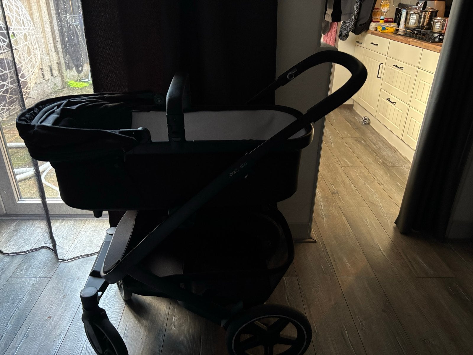 Zwarte Joolz Geo 3 kinderwagen met reiswieg en zitje -, Kinderen en Baby's, Ophalen of Verzenden, Zo goed als nieuw, Met reiswieg