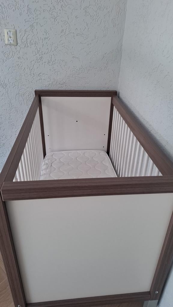 Ledikant incl matras 60x120 walnoot/wit bedje, Ophalen, Gebruikt, Rechthoekig