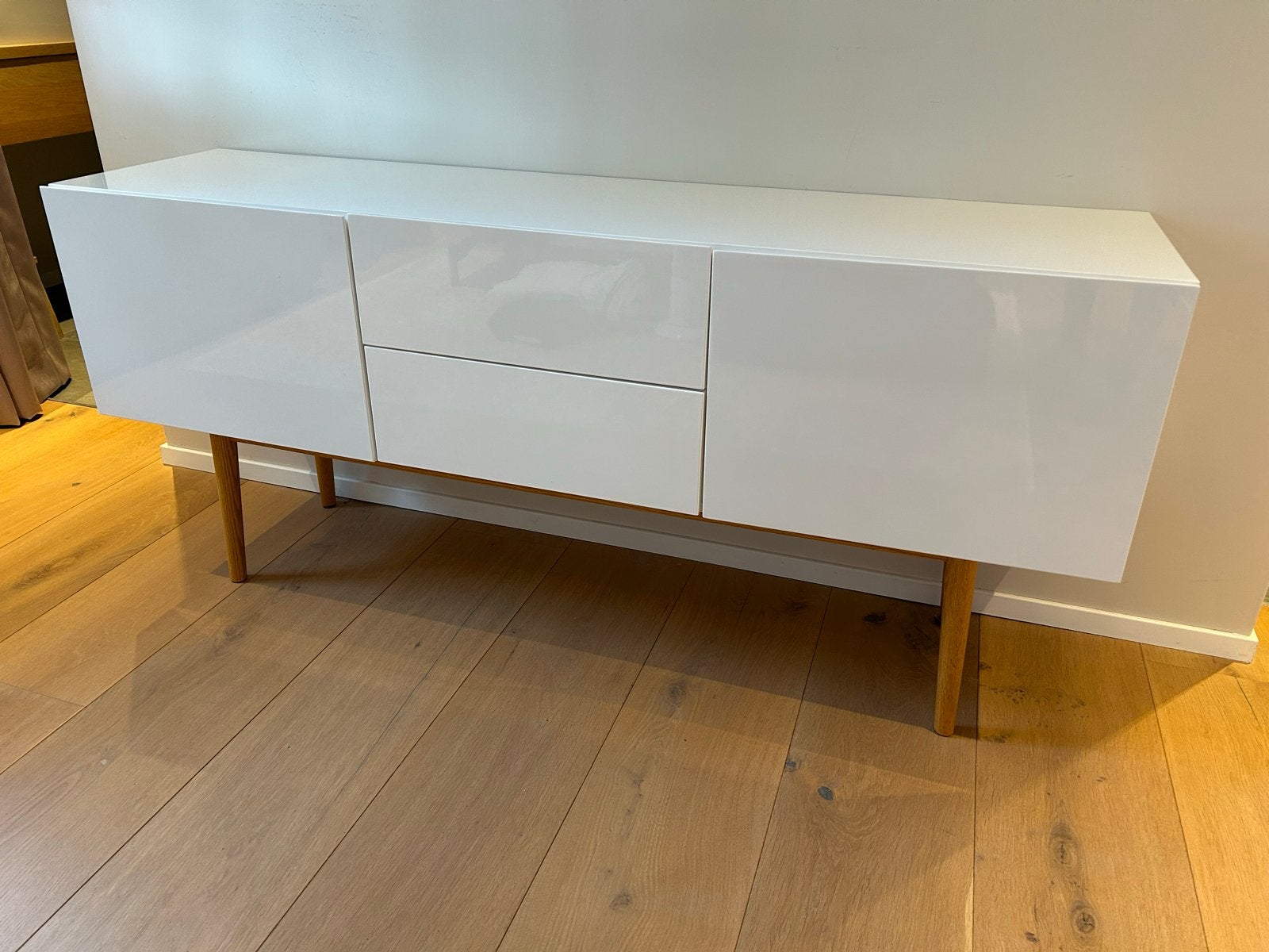 Zuiver Dressoir High On Wood, Ophalen, 150 tot 200 cm, Zo goed als nieuw, Met lade(s)