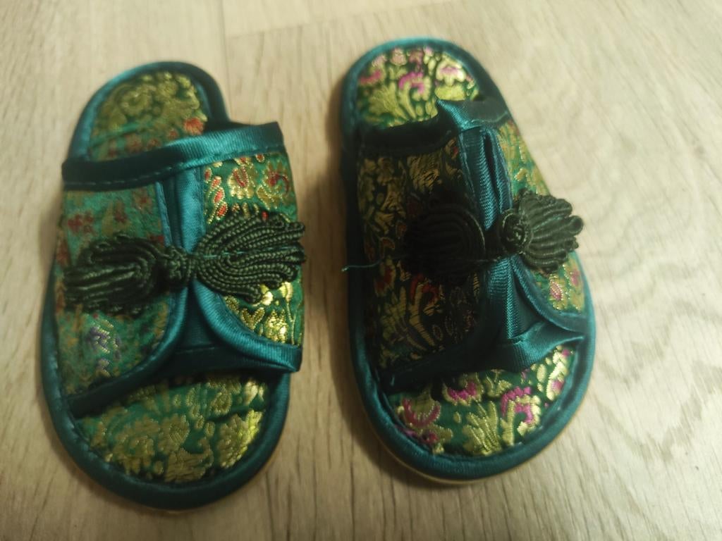 Groene Chinese pantoffels met borduursel, Jongen of Meisje, Overige typen, Nieuw, Ophalen of Verzenden
