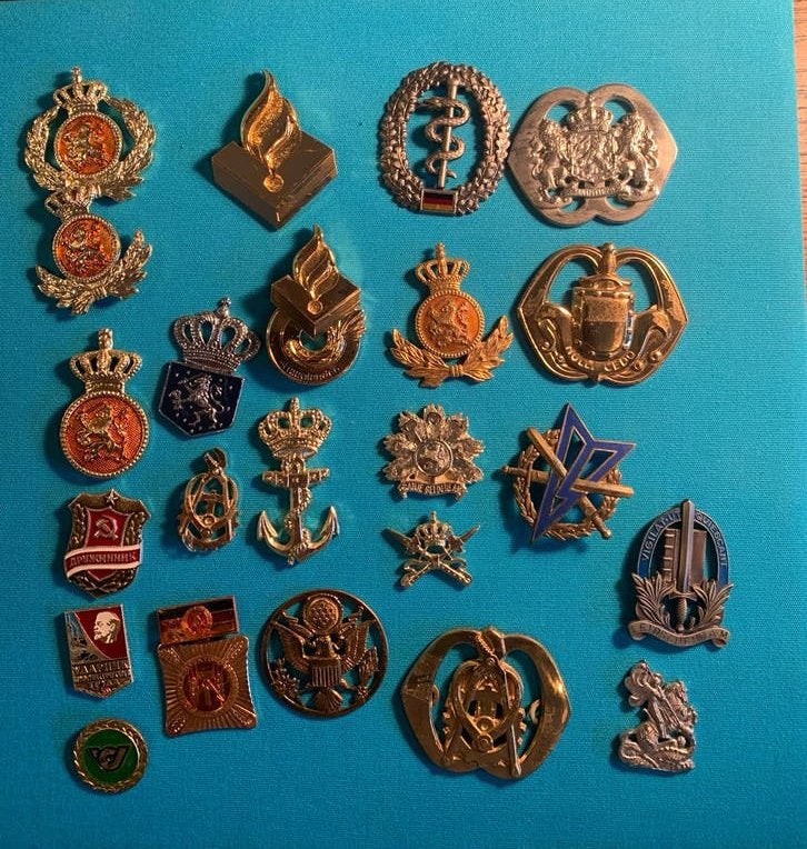 Kavel van 24 militaire en politie emblemen, Ophalen of Verzenden, Landmacht, Nederland, Embleem of Badge