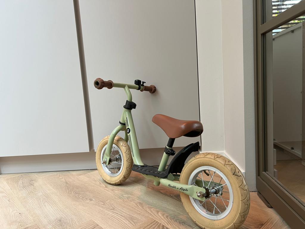 loopfiets groen met bruin zadel en handvatten, Kinderen en Baby's, Speelgoed | Buiten | Voertuigen en Loopfietsen, Ophalen, Gebruikt