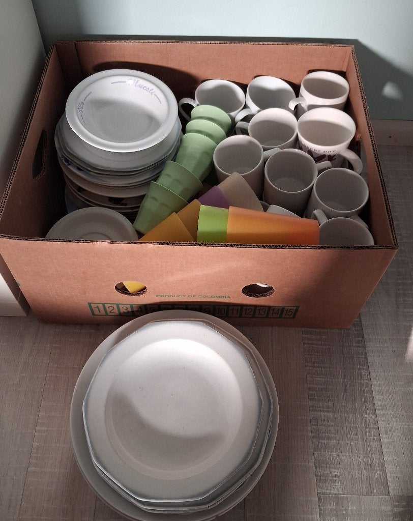 Doos met borden en bekers - GRATIS, Ophalen, Gebruikt, Bord(en), Overige stijlen