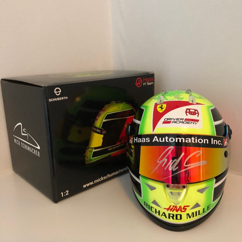 Mick Schumacher replica F1 helm 1:2 - met handtekening, Ophalen of Verzenden, Zo goed als nieuw, Formule 1