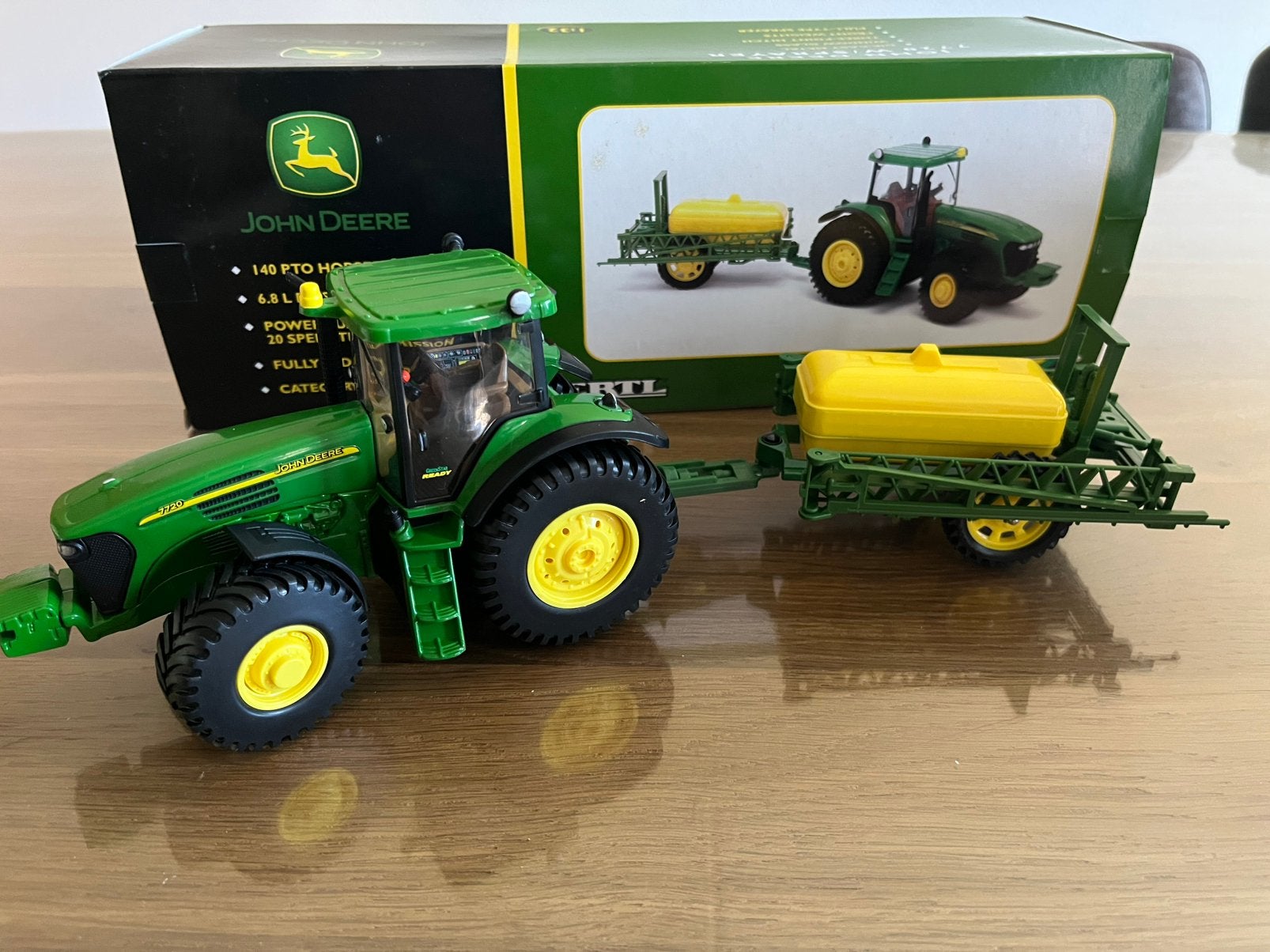 John Deere 7720 trekker met veldspuit Britains 15309, Ophalen of Verzenden, Nieuw, Tractor of Landbouw, Britains