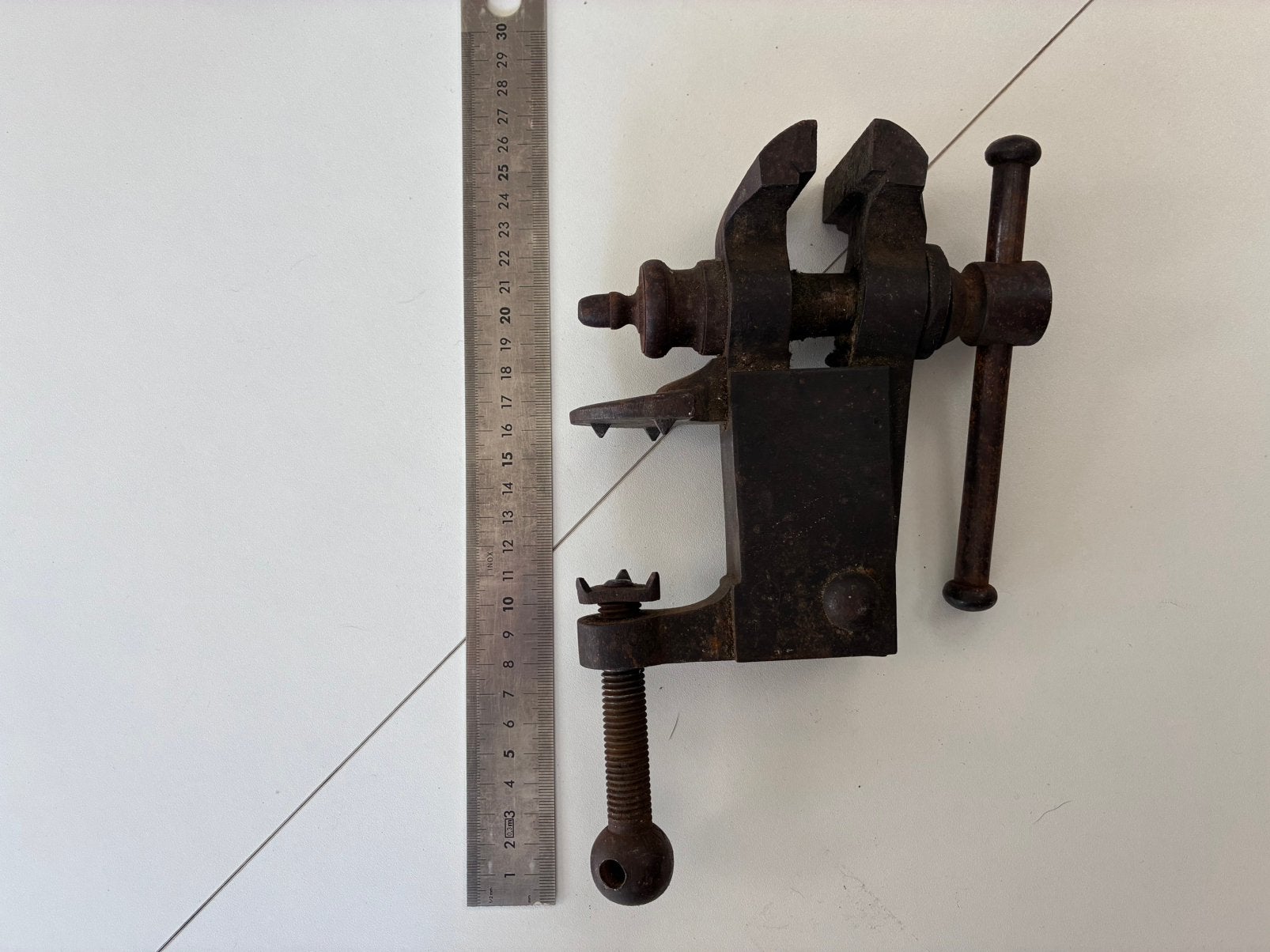Smeedijzeren antieke mini bankschroef, Ophalen of Verzenden, Zo goed als nieuw, Minder dan 70 cm, Bankschroef