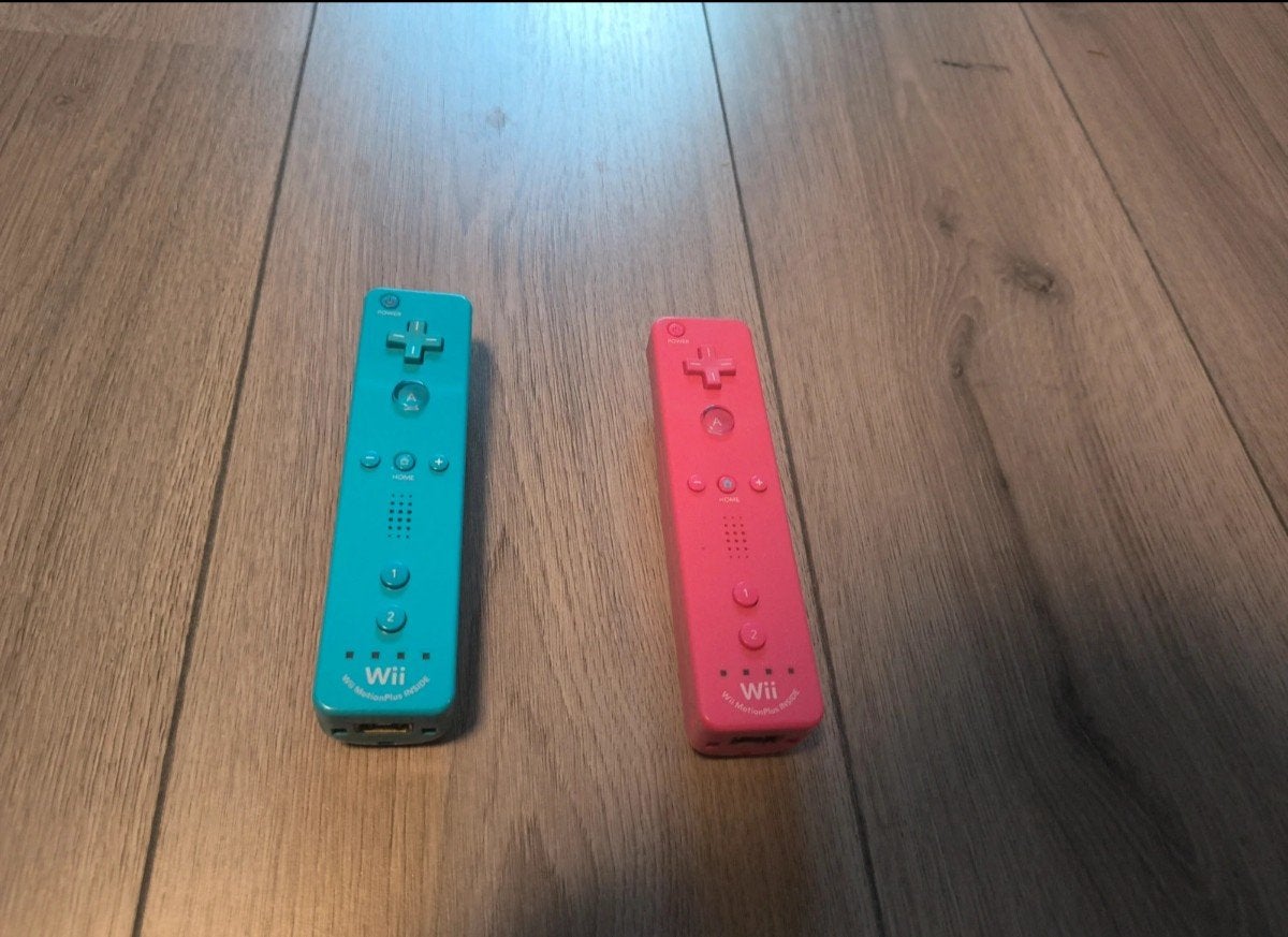 2 Wii Motion Plus Controllers - Blauw & Roze, Ophalen of Verzenden