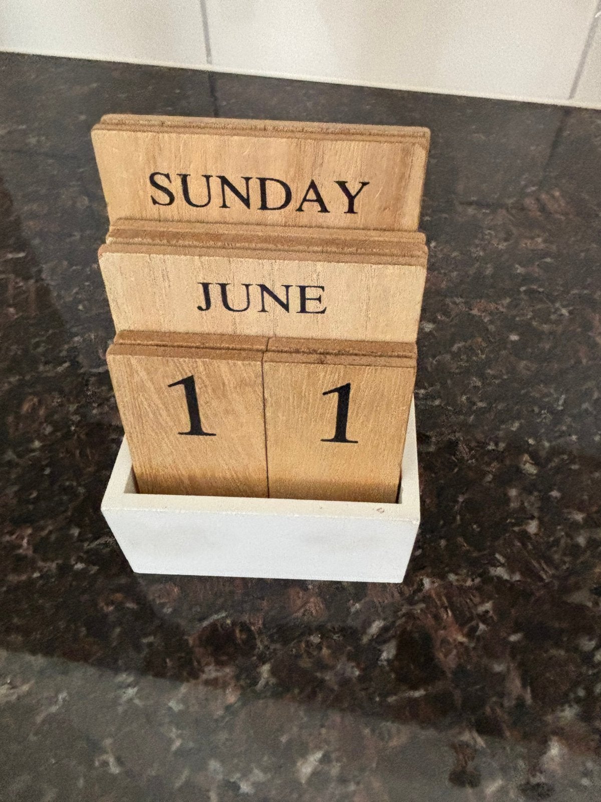 Houten bureau kalender, Ophalen of Verzenden, Dagkalender, Zo goed als nieuw