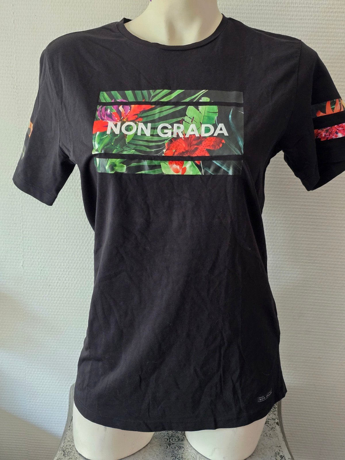 Non Grada T-shirt Zwart met Bloemenprint Maat M, Kleding | Heren, Maat 48/50 (M), Zwart, Ophalen of Verzenden, Gedragen