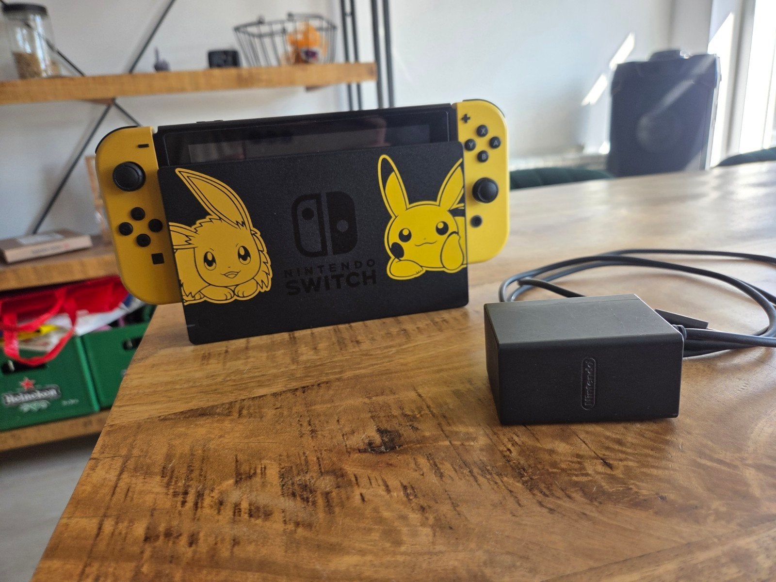 Nintendo Switch Let's Go Pikachu & Eevee Edition, Met 2 controllers, Ophalen, Switch 2019 Upgrade, Gebruikt