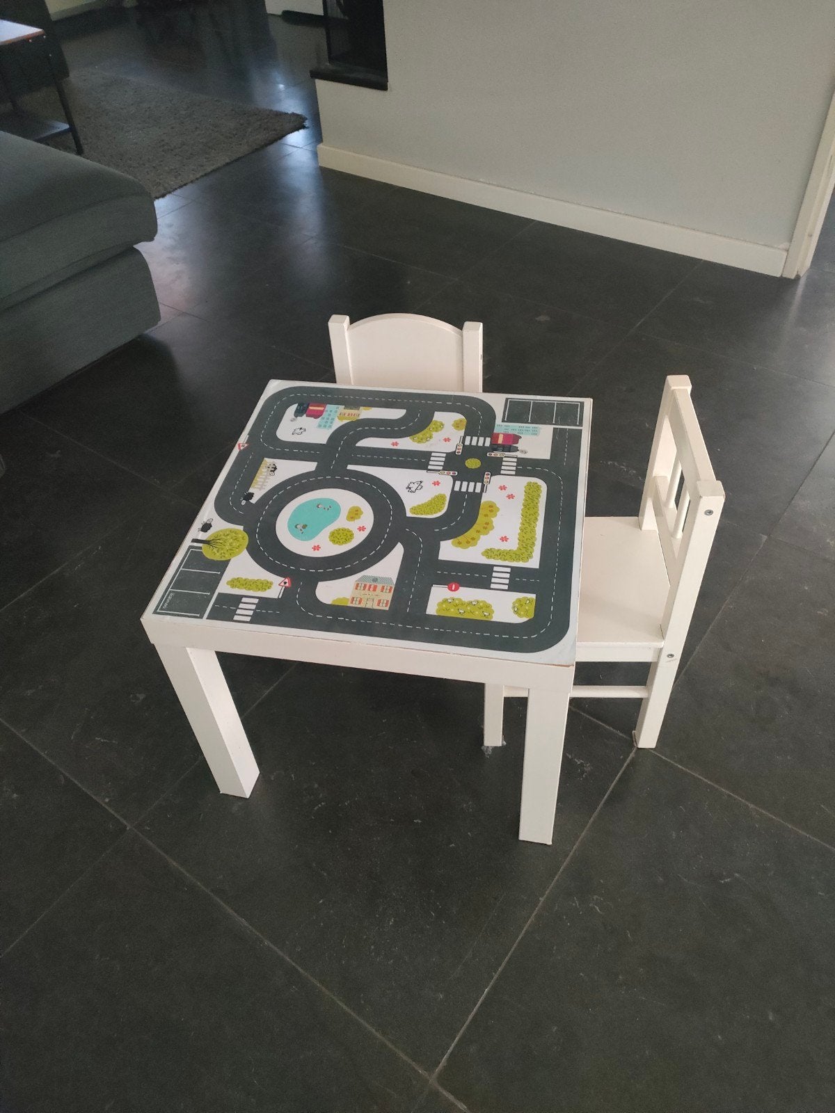 Ikea kindertafel met autoprint en 2 stoeltjes, Kinderen en Baby's, Kinderkamer | Tafels en Stoelen, Ophalen