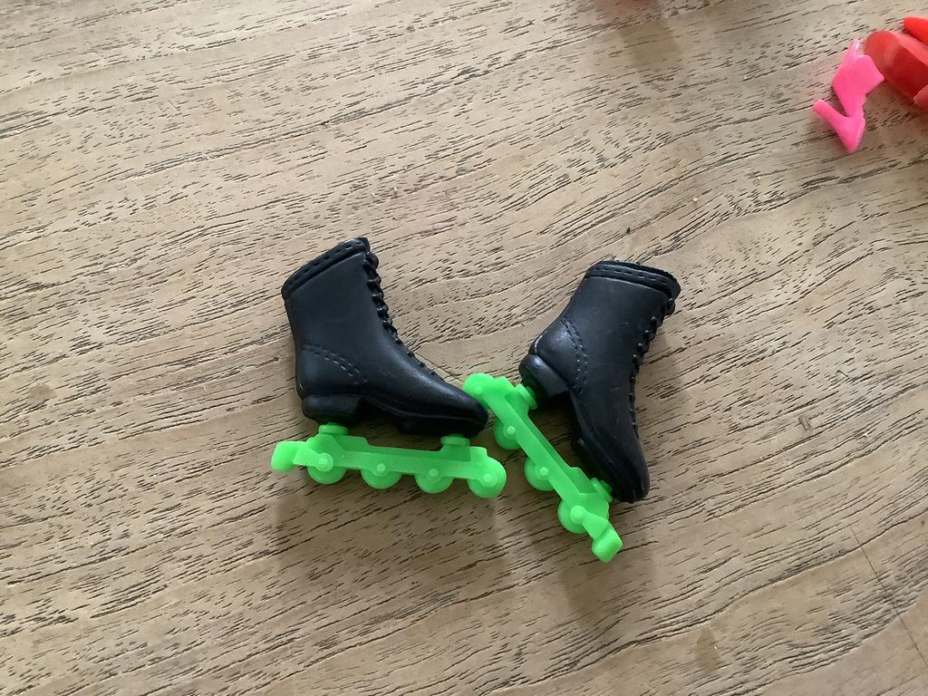 Skeelers barbie, Verzamelen, Verzenden, Gebruikt, Kleertjes