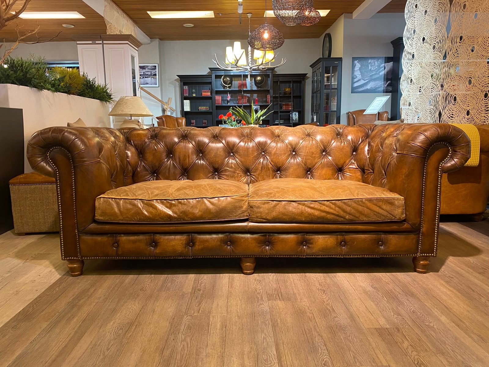 Gave Vintage chesterfield 3 zits bank Bruin rondom nagels, Ophalen of Verzenden, Gebruikt, 75 tot 100 cm