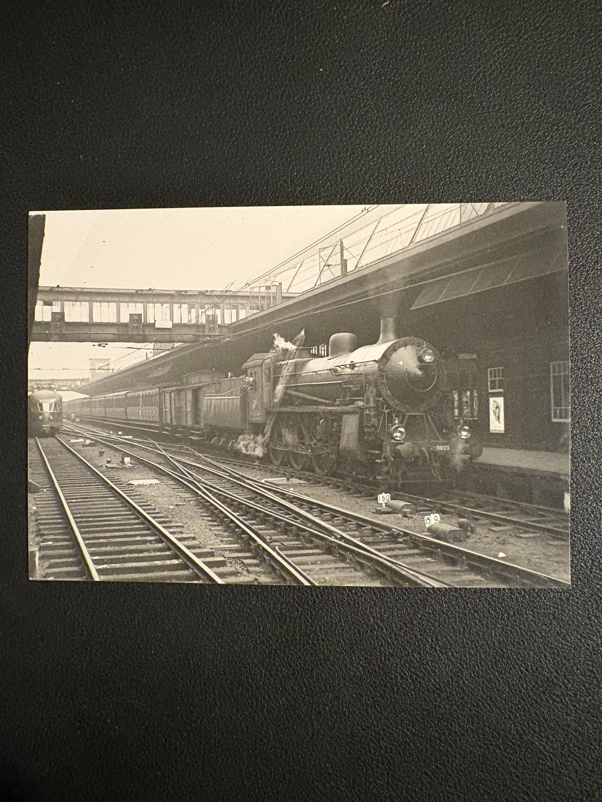 Foto stoomlocomotief NS 3603 te Amsterdam CS (1951), Ophalen of Verzenden, Gebruikt, Trein
